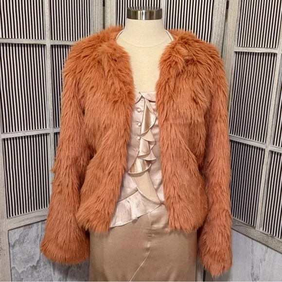 Women’s Cropped Faux Fur Jacket Coat with Side Pockets Plush Fluffy and Soft - Picture 2 of 6